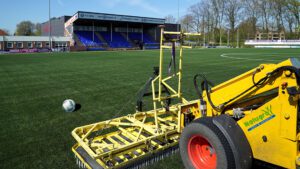 Onderhoud kunstgras voetbalveld door Rolugro