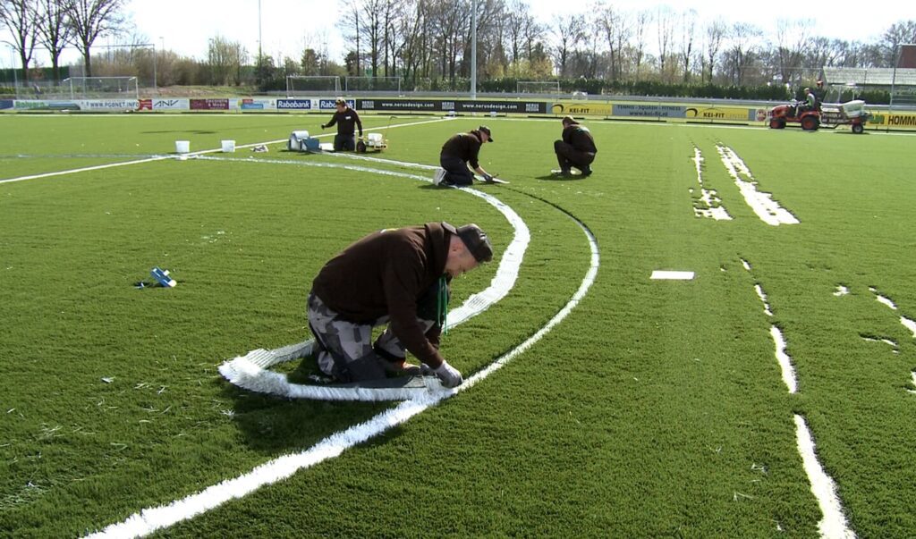 een kunstgrasveld laten aanleggen door Rolugro