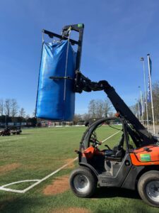 kurk infill aanbrengen op kunstgrasveld