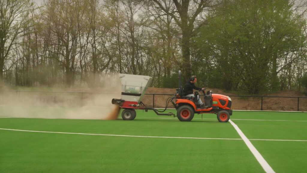 Kurk kunstgrasveld met kurk infill opbrengen