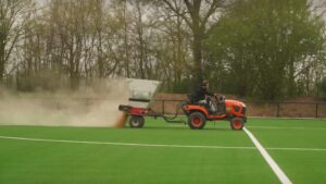 Kurk kunstgrasveld met kurk infill opbrengen