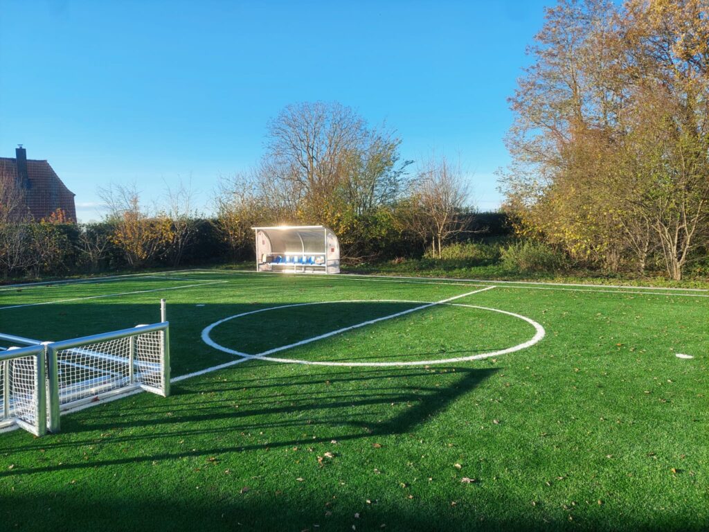 kunstgrasveld in de tuin aanleggen. Voetbalveld, hockeyveld of Multicourt